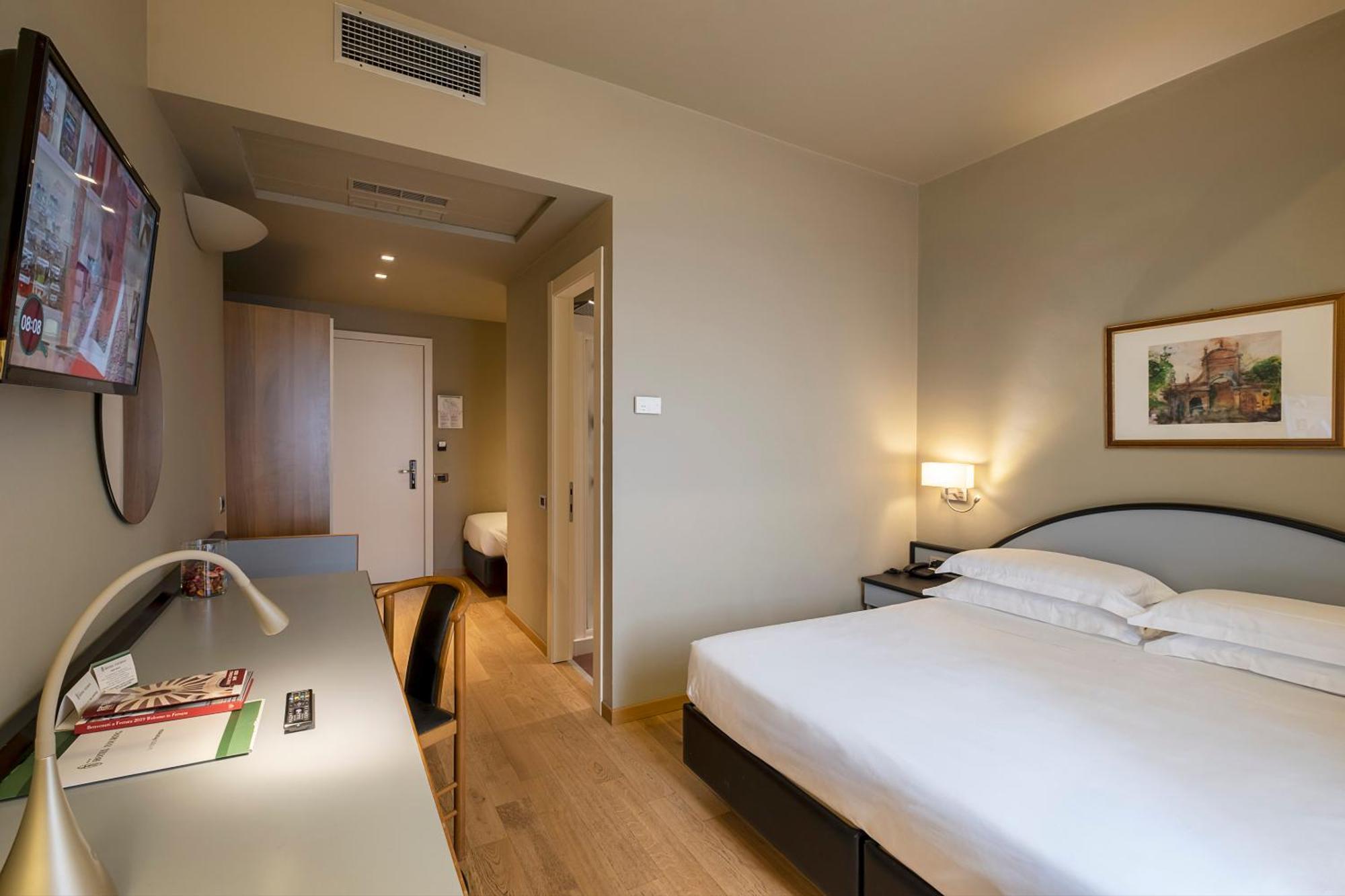 Hotel Touring Ферара Стая снимка