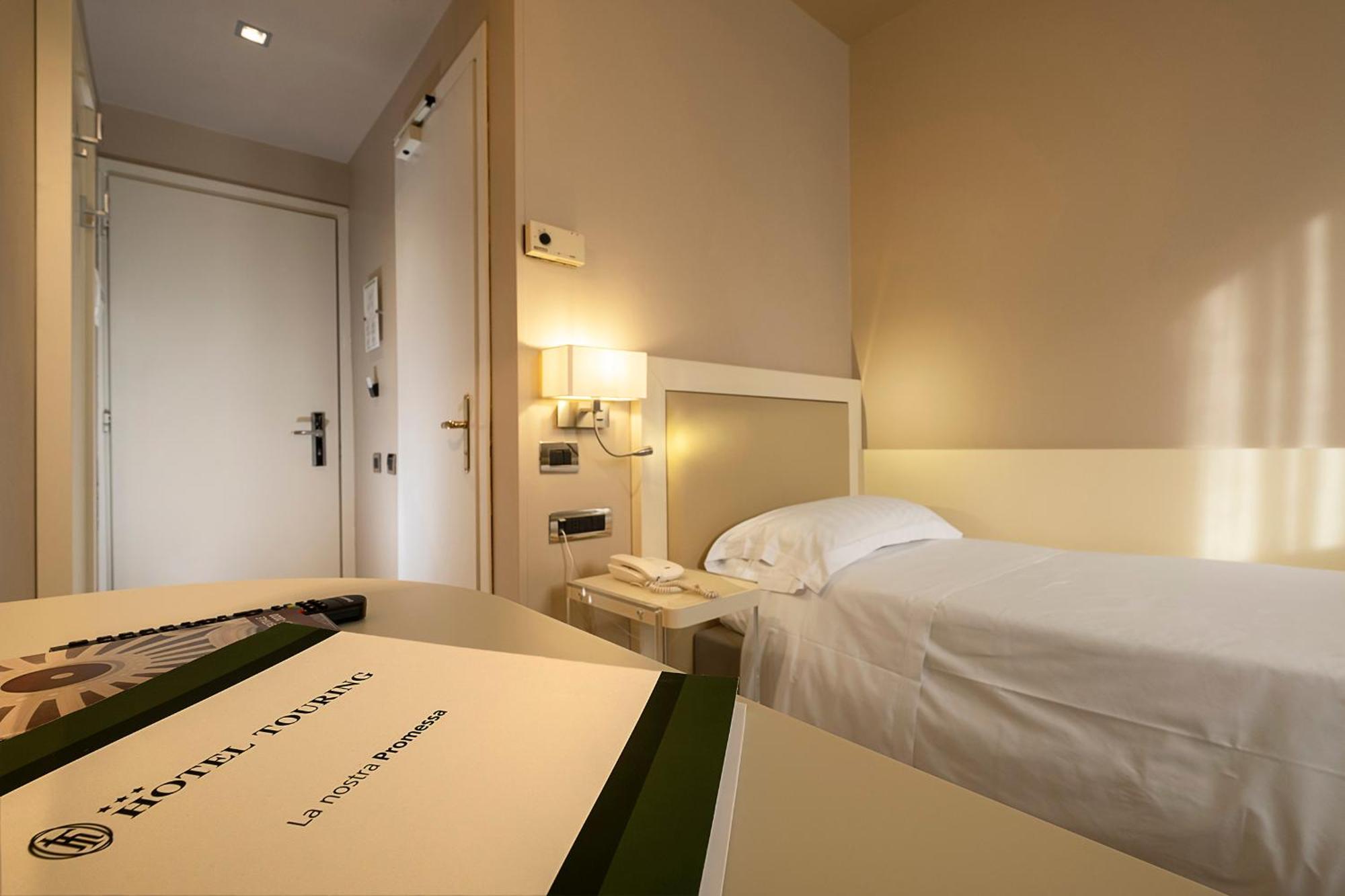 Hotel Touring Ферара Стая снимка